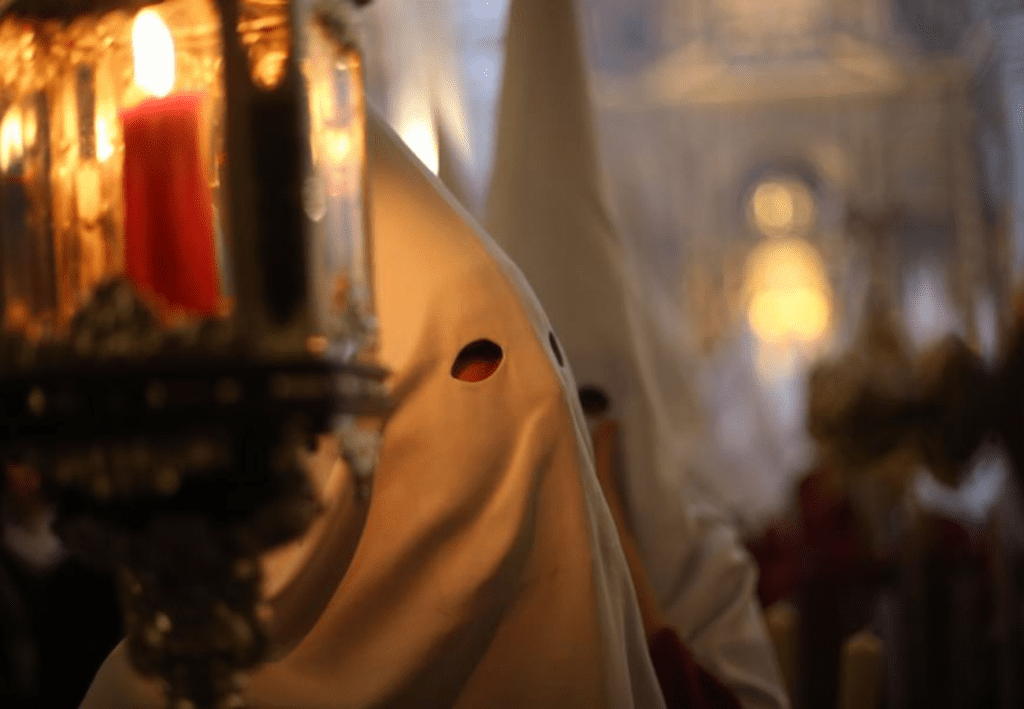 Recogida de túnicas y retirada de papeletas de sitio - Granada - Hermandad de los Estudiantes de Granada